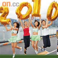 今晚海港城舉行萬人倒數派對，舞蹈員會手持巨型二○一○氣球，迎接新一年來臨。	（羅君豪攝）