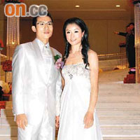 晏紫（右）下嫁香港玻璃大王之子李聖根，婚後隨老公定居香港。	（何偉鴻攝）