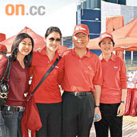 馬時亨（右二）上星期與太太王培琪（右一）及大女露明（左二）飛到北京，陪細女露玲（左一）歡度聖誕節。	（資料圖片）