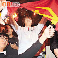 社民連成功向中聯辦送紙棺材後，部分示威者焚燒共產黨旗幟。	（伍鎮業攝）