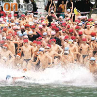 二千五百多名泳手無懼寒冬於中灣下水參加元旦冬泳比賽。