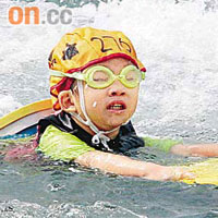 年紀最小的三歲泳手林衍揚，用浮板輔助游畢全程。	（鍾麗珊攝）