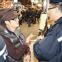 涉嫌傷人的吳鎮宇在場向警員講述事件經過。