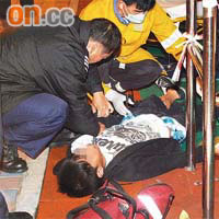 受傷少年由救護員急救。（楊日權攝）