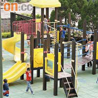家長應陪同子女在遊樂場玩耍，減低意外受傷的機會。