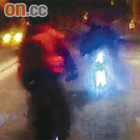多輛單車在馬路上狂飆，部分單車裝有搶眼藍、紅色車燈。