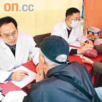 中藥滋補推廣日，有中醫師為市民提供義診服務。	（羅錦鴻攝）