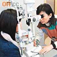 市民在驗配有色隱形眼鏡時，應試戴後再被視光師檢查弧度是否適合。