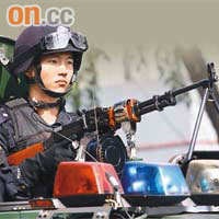 在東莞街頭，特警隊員在防暴車上手持輕機槍。