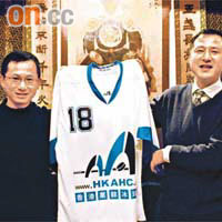 胡文新（左）向黑龍江省副省長孫堯送上球衣一件，作為紀念。（相片由被訪者提供）