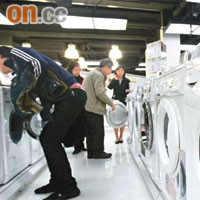 立法會昨日通過修改《能源效益（產品標籤）條例》，規定一般家用洗衣機及抽濕機在明年初開始，須在出售時附有能源效益標籤。	（資料圖片）