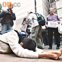 周二參與五區苦行的年輕人，每行廿六步便跪地一次，象徵高鐵香港段長廿六公里。