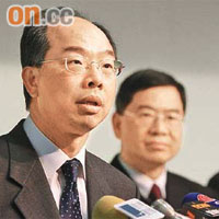 陳帆（左）昨努力「護主」，為署長陳鴻祥遲遲未現身交代事件辯護。
