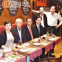 梁世華夫婦（右三、左二）同夏佳理（右四）係餐廳捧場客。左四為老闆王殿華。