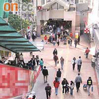 港鐵擬於藍田站A出口與扶手電梯之間行人道建上蓋，方便市民出入。