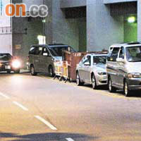 周六傍晚時分，法院道近金鐘政府合署一帶泊滿車輛，全部未有遭警方票控。