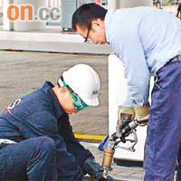 機電署昨派員到廣福道中石化加氣站抽驗石油氣。	（吳子生攝）
