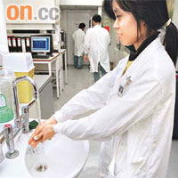 醫護人員勤洗手，可預防感染抗藥惡菌。	（資料圖片）