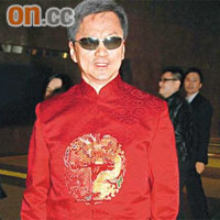 趙國雄穿着印有金龍圖案嘅紅色雲錦出席長實周年晚宴，相當搶眼。	（溫國佳攝）