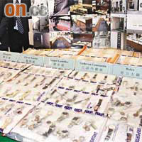 警方展示起回的大批國際名錶，背後圖片顯示日本提供的銀座「天賞堂」案發現場。	（陳桂建攝）