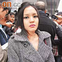 陳巧文批評警方選擇敏感時刻拘捕她，是有陰謀。
