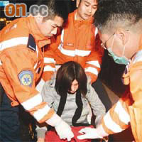 被的士撞傷的女子由救護員送院。	（梁國雄攝）
