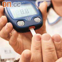 糖尿病人需定時「篤手指」驗血糖，以控制病情。	（資料圖片）