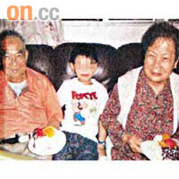 被告鄧才（左）與女死者林添娣（右）及家人的合照。