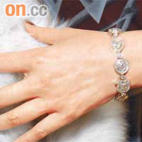 Vera戴住嘅四卡鑽石戒指及鑽石手鏈，係一個印度裔珠寶商為佢度身訂造。