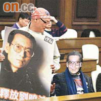 泛民議員在辯論進行期間，集體戴上劉曉波面具以示支持。