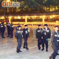 大批警員昨晚開始派駐於立法會大樓附近戒備。	