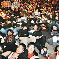 反高鐵示威者手挽手築人鏈臥於地上，以示留下抗爭的決心。	（李少雄攝）