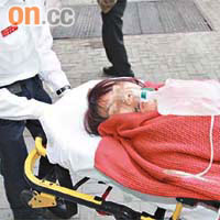 雙料自殺少女由救護員送院搶救。	（張曉楠攝）