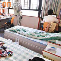 中大刊物《大學線》披露，大學宿舍房間內兩張床，有兩對男女同時大被同眠。	（資料圖片）