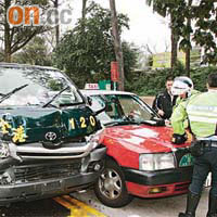 清水灣道<br>客貨車連撼多車，車頭盡毀。 （趙瑞麟攝）