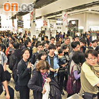 紅磡<br>紅磡站大堂擠滿等候列車的乘客。	（郭垂垂攝）