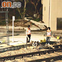 工程人員在九龍塘東鐵站檢查訊號系統。	（張曉楠攝）