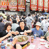盆菜是傳統節慶活動，港府會研究納入非物質文化遺產清單。