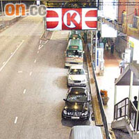 青山公路荃灣段每晚深夜會有數以十計車輛違泊。