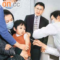 曾浩輝（中）早前協助推廣六歲以下兒童免費打豬流感針計劃。