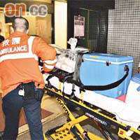 醫護人員昨忙於運送兩名病人死後捐出的器官。	（胡德威攝）