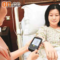 醫護人員利用電子手帳，可憑病人手帶核實身份。