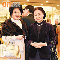 江素惠（左）打扮一絲不苟，一套金色St. John與同色Gucci手袋襯到絕；右為梁愛詩。	（楊歡成攝）