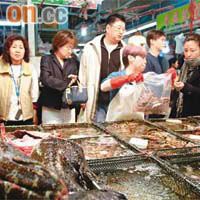 港人習慣吃團年飯，會選購海魚，貪其年年有「魚」好意頭。