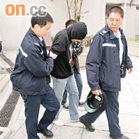 警員終勸服企跳男子，拘捕帶署調查。（黃君堡攝）