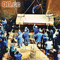 馬王堆古漢墓當年出土的過程。	（資料圖片）