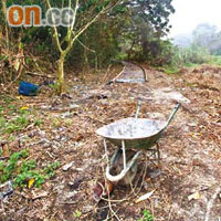 竹角去年三月遭非法開墾，部分路段的鋼筋至今未清。