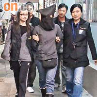 其中一名女子被蒙頭帶署調查。