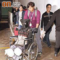 被捕巴西籍男毒犯雙腳殘障，需由探員推輪椅帶署調查。	（張曉楠攝）