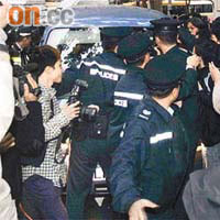 陳振聰昨傍晚被押返灣仔警察總部時被記者包圍。	（湯志源攝）